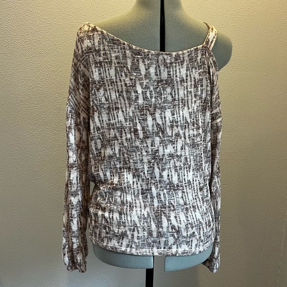 Buckle cold shoulder blouse “Daytrip” size M EUC! 🩷 - Picture 3 of 5